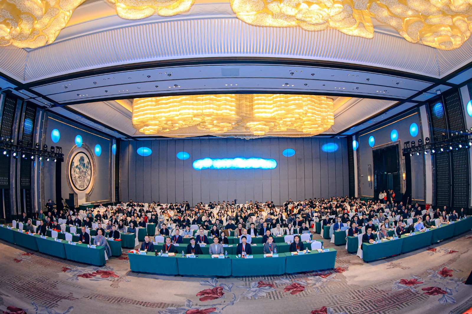 1765170734896592.jpg 会场大合影(1).jpg